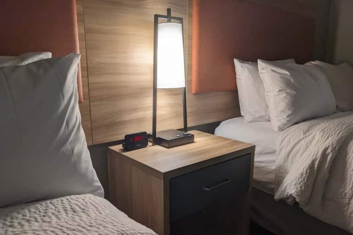 Escrivaninha, espaço de trabalho para notebook, cortinas blackout