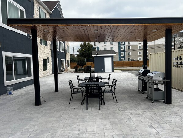 BBQ/picnic area - Pulse Pnt Stes At Fort Sam Hou (San Antonio)
