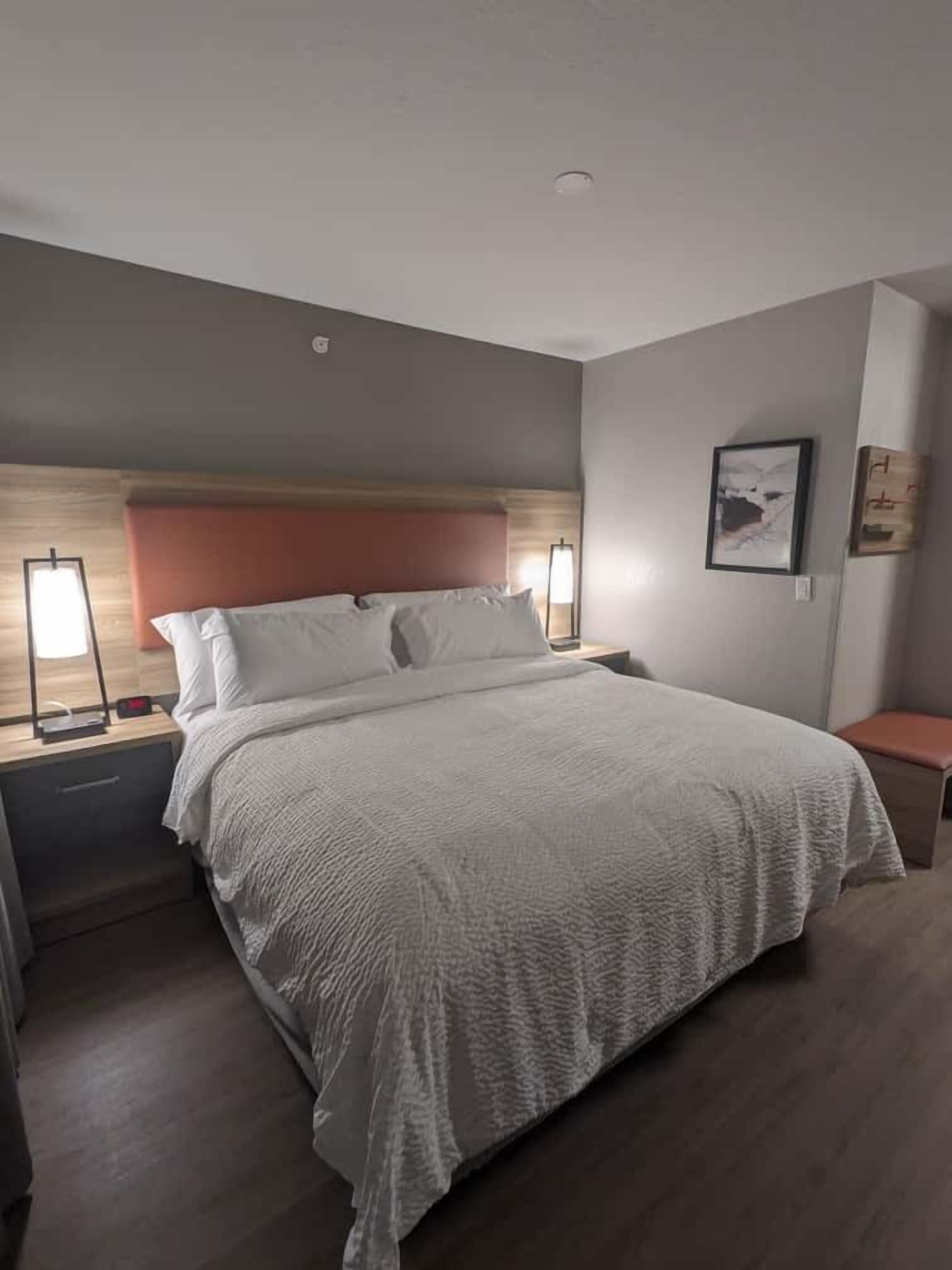 書桌、手提電腦工作空間、遮光窗簾/窗簾、熨斗/熨衫板