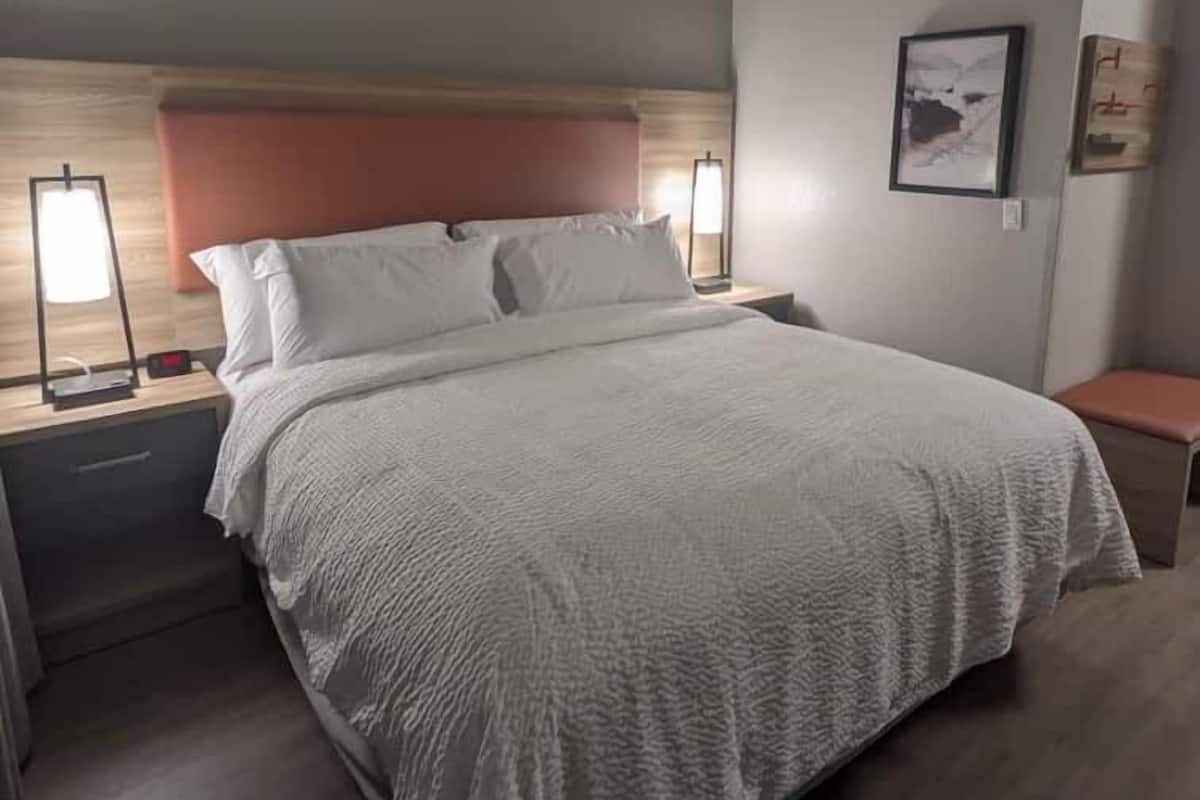 Escrivaninha, espaço de trabalho para notebook, cortinas blackout