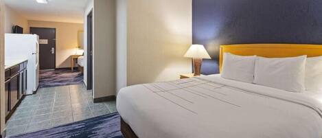 Una scrivania, postazione laptop, tende oscuranti, ferro/asse da stiro