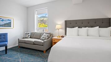 Suite, 1 kingsize bed, niet-roken, keuken (Dining Table;Queen sofabed) | Een kluis op de kamer, een laptopwerkplek, een strijkplank/strijkijzer