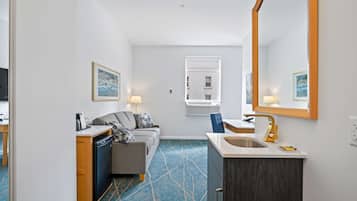 In-room safe, laptop workspace, iron/ironing board, free WiFi
