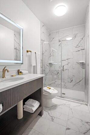 Suite, Mehrere Betten, Nichtraucher, Küche (Queen sofabed, Full Kitchen) | Badezimmer | Kostenlose Toilettenartikel, Haartrockner, Handtücher, Seife