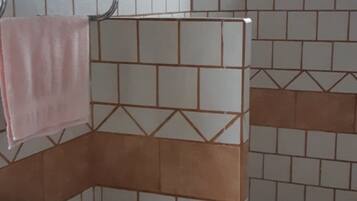 Douche, serviettes fournies