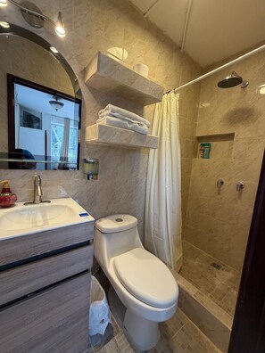 Een douche, een regendouche, een haardroger, handdoeken