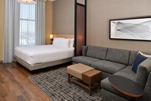 Kamar, 1 Tempat Tidur King dengan tempat tidur Sofa (High Floor) | Seprai katun Mesir, seprai premium, dan selimut bulu angsa