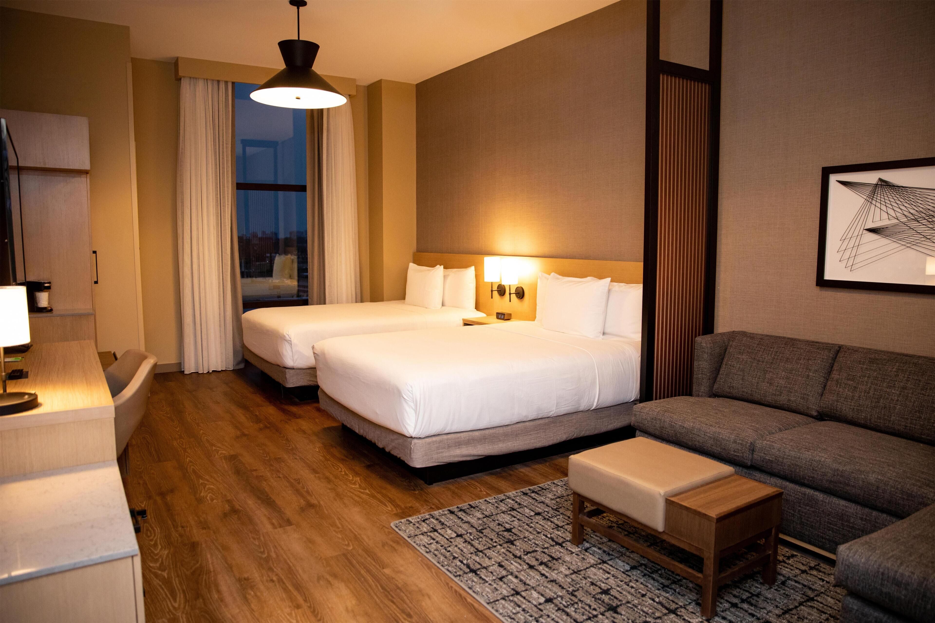 客房 (2 Queen Beds and 1 Sofa Bed) | 埃及棉床單、高級寢具、羽絨被、特厚豪華床墊