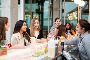 2 bars/lounges, rooftop bar - Hyatt Place Chicago/Wicker Park (Chicago)