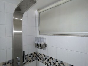 Executive Studio | Bathroom shower - Serenade Lodging Rooms (Panama City)