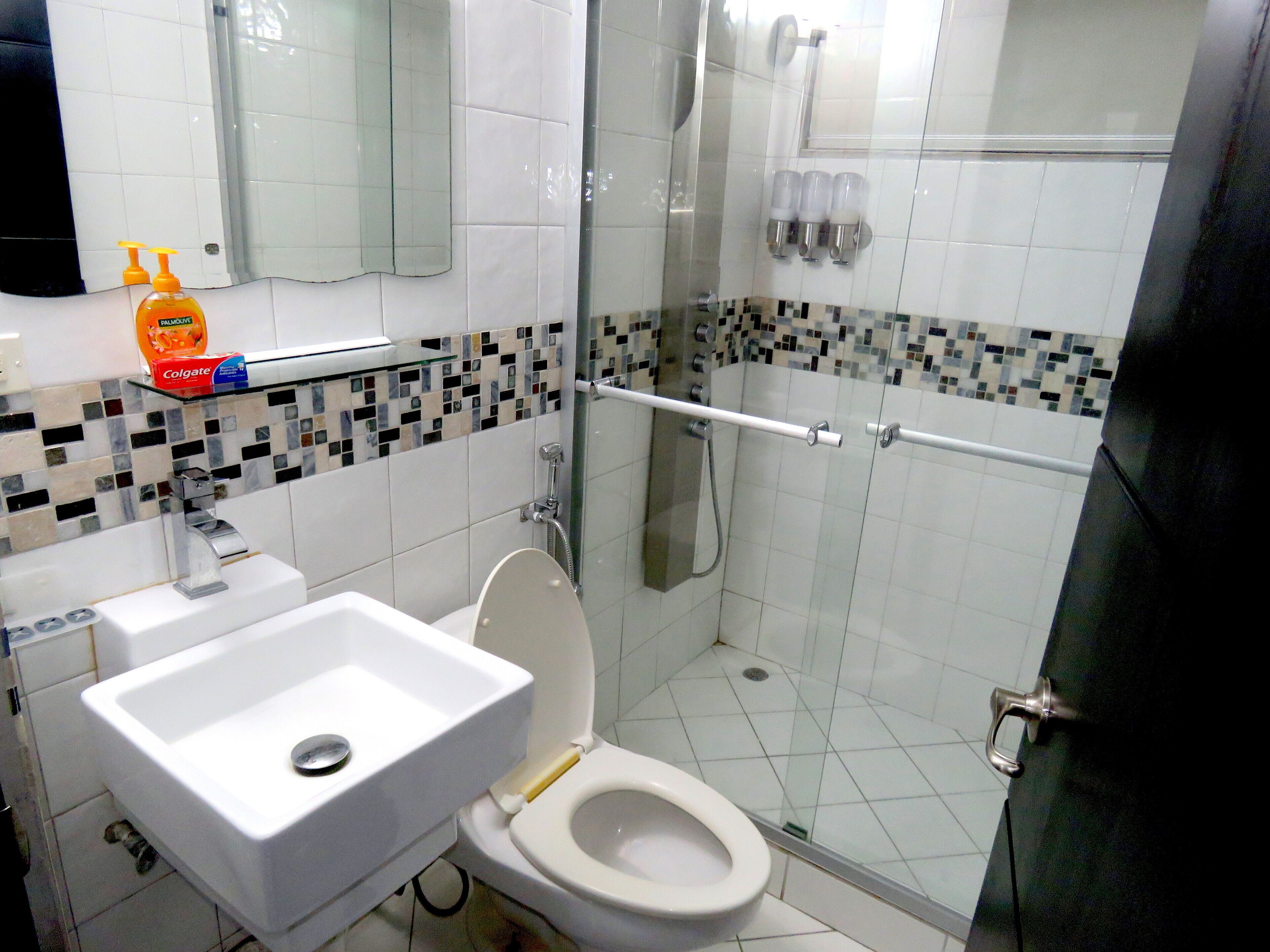 executive studio | bathroom | shower, towels, soap, shampoo