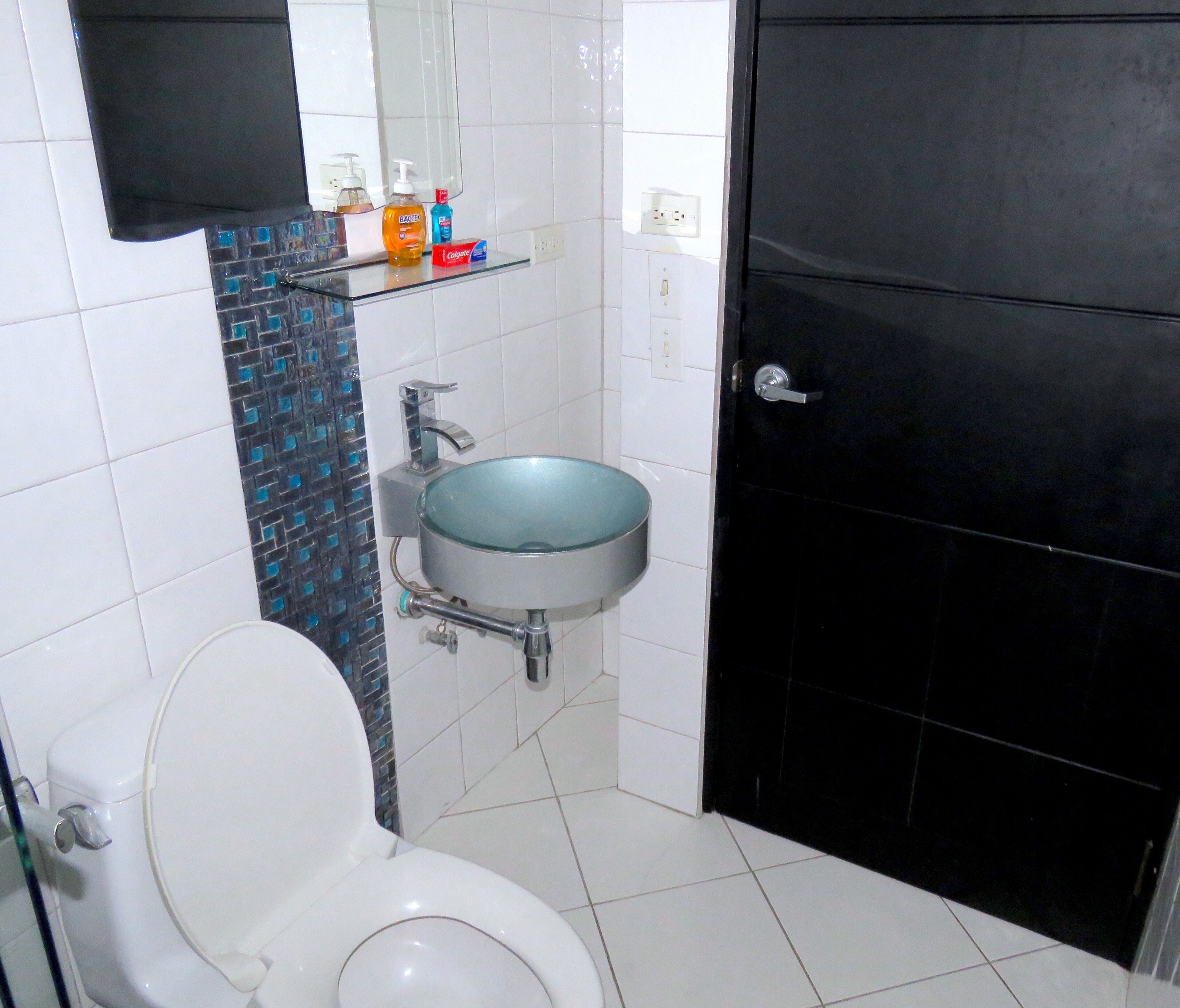 family studio | bathroom | shower, towels, soap, shampoo