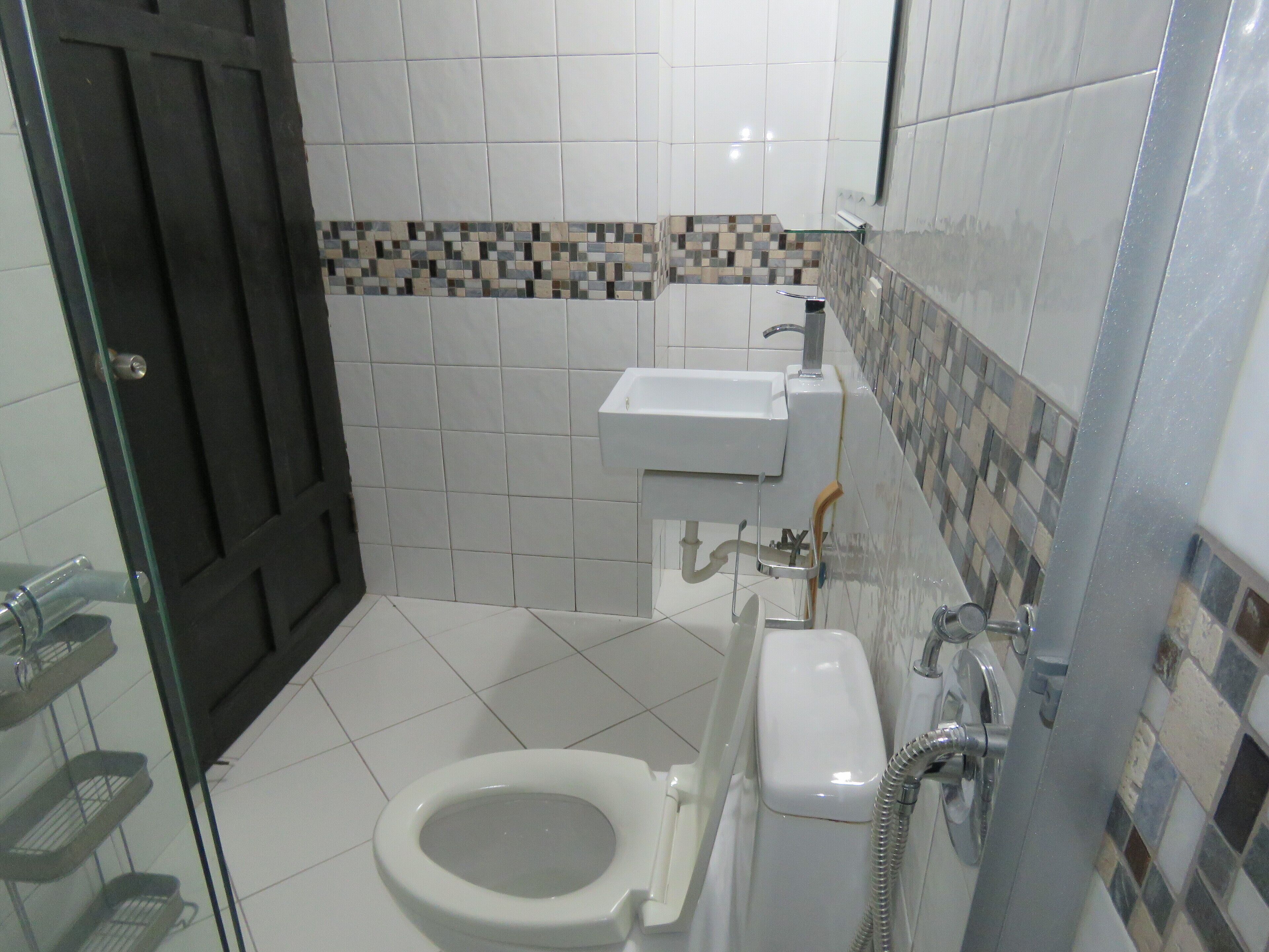 economy room | bathroom | shower, towels, soap, shampoo