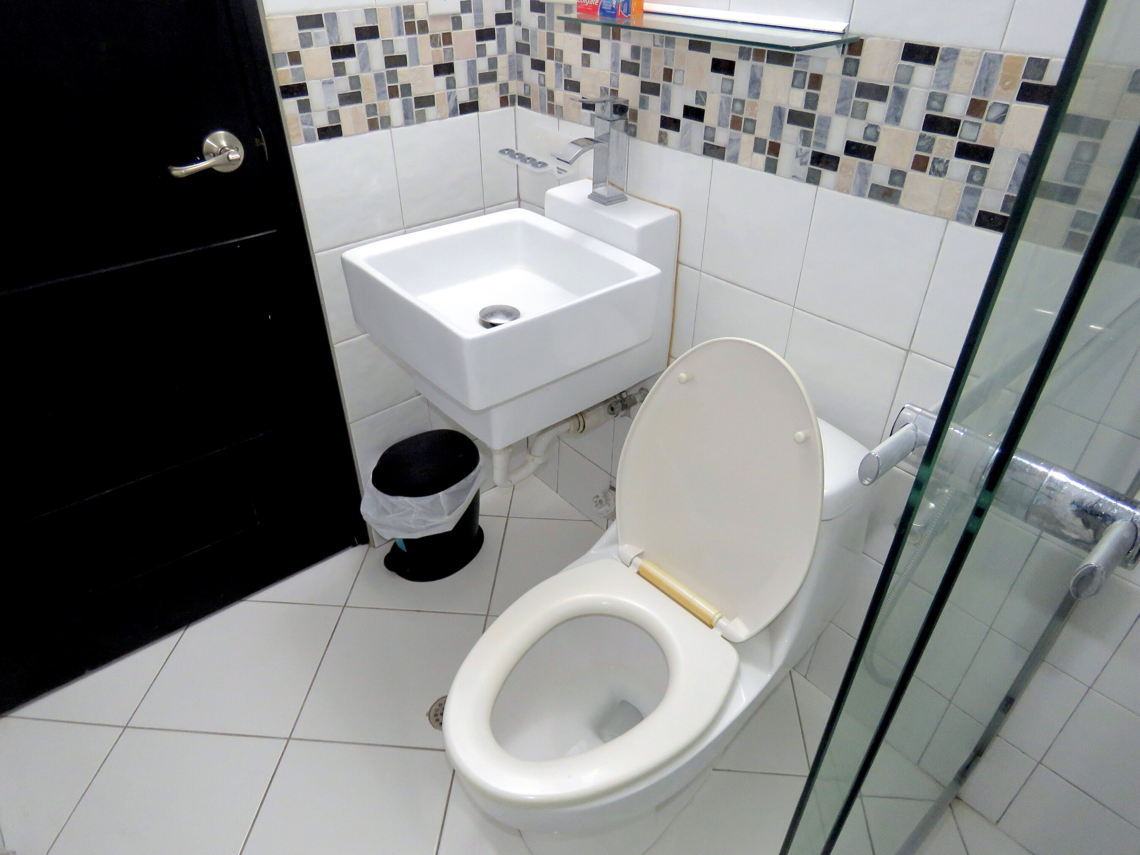 executive studio | bathroom | shower, towels, soap, shampoo