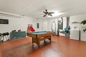 Hus (Welcome to our Beautiful Villa Where ) | Spelrum
