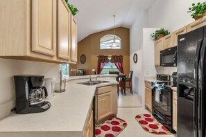 Casa (Welcome to our Beautiful Villa Where ) | Cocina privada | Refrigerador, microondas, horno y lavavajillas 