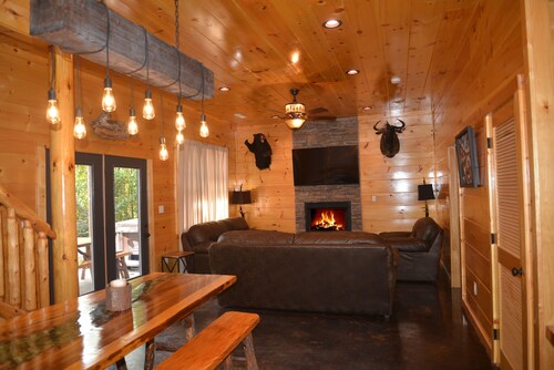 Luxury 5 King Suites, 5 Bath Log Cabin Close to Town & Trolley
