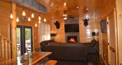 Luxury 5 King Suites, 5 Bath Log Cabin Close to Town & Trolley