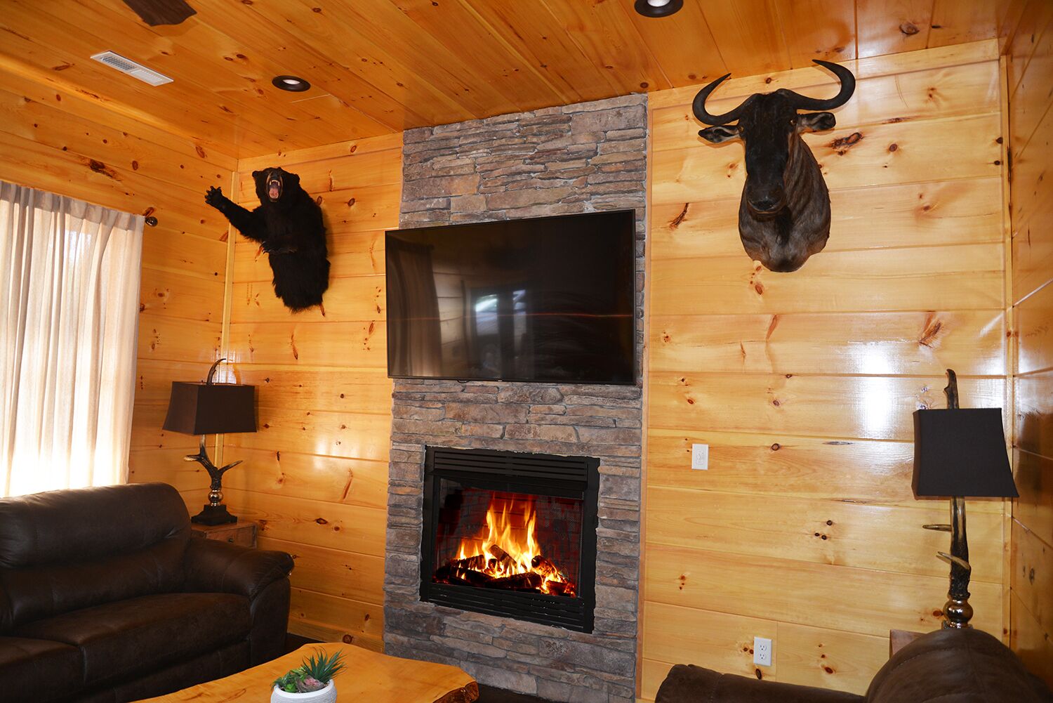 Luxury 5 King Suites, 5 Bath Log Cabin Close to Town & Trolley