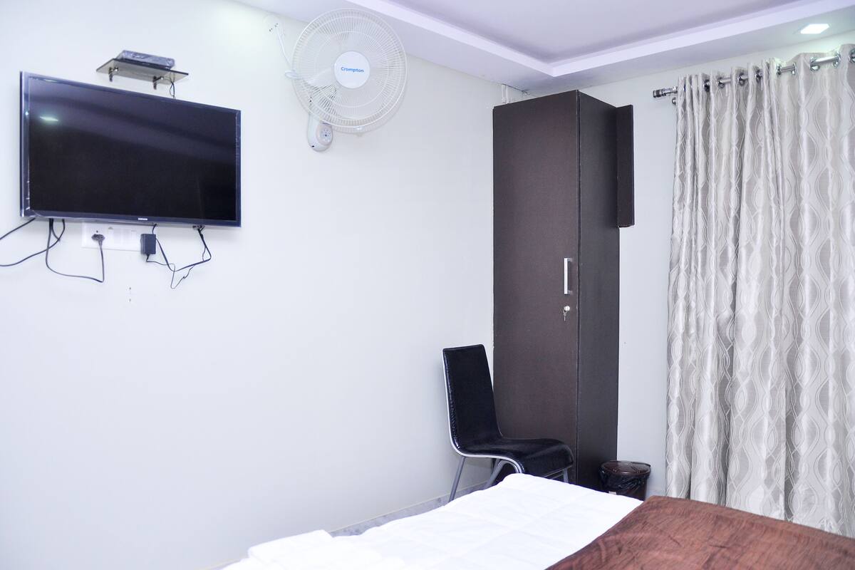 Deluxe Room | Desk, WiFi (free), bed sheets