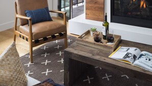 Un soggiorno moderno con camino, una grande finestra e un'accogliente zona relax.