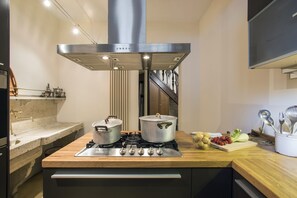 Fridge, oven, stovetop, dishwasher - Coppedè Flat Two, Palazzo degli Ambasciatori (Roma)