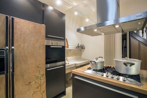 Fridge, oven, stovetop, dishwasher - Coppedè Flat Two, Palazzo degli Ambasciatori (Roma)