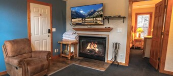 Comfortable 3 bedroom with Personal Hot tub on deck