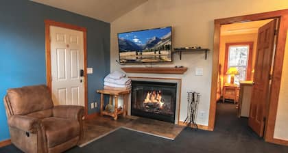 Comfortable 3 bedroom with Personal Hot tub on deck