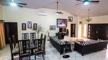 Villa (6 Bedrooms) | 6 habitaciones, tabla de planchar con plancha y wifi gratis