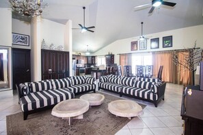 Villa (6 Bedrooms) | Wohnzimmer