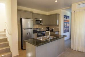 Ofen, Herdplatte, Espressomaschine, Kochgeschirr/Geschirr/Besteck