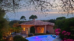 A villa with a swimming pool, surrounded by lush greenery and flowering plants. - CAEDA VILLA - PRIVATE SWIMMING POOL - SAINT CYPRIEN (SAINTE-LUCIE DE PORTO-VECCHIO)