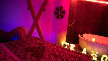 Suite, 1 cama King size, hidromasaje | Caja de seguridad en la habitación y decoración personalizada