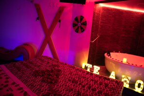 Suite, 1 King Bed, Jetted Tub | In-room safe, individually decorated, blackout drapes - Hotel Muy Cdmx - Hotel Romantico (Mexico City)