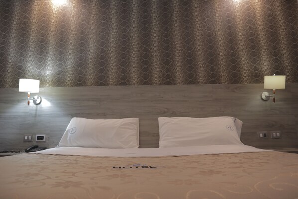 Két bảo mật tại phòng, trang trí khác biệt, màn/rèm cản sáng 