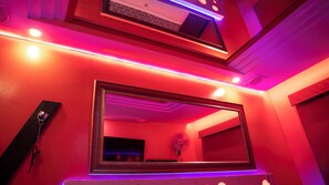 Két bảo mật tại phòng, trang trí khác biệt, màn/rèm cản sáng 