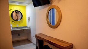 Buồng tắm vòi sen, máy sấy tóc, khăn tắm, xà phòng 