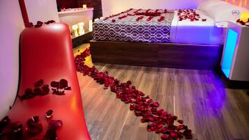 Suite, 1 cama King size, hidromasaje | Caja de seguridad en la habitación y decoración personalizada