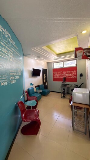 LCD televizyon, DVD oynatıcı, iPod takma konsolu, MP3 takma konsolu 