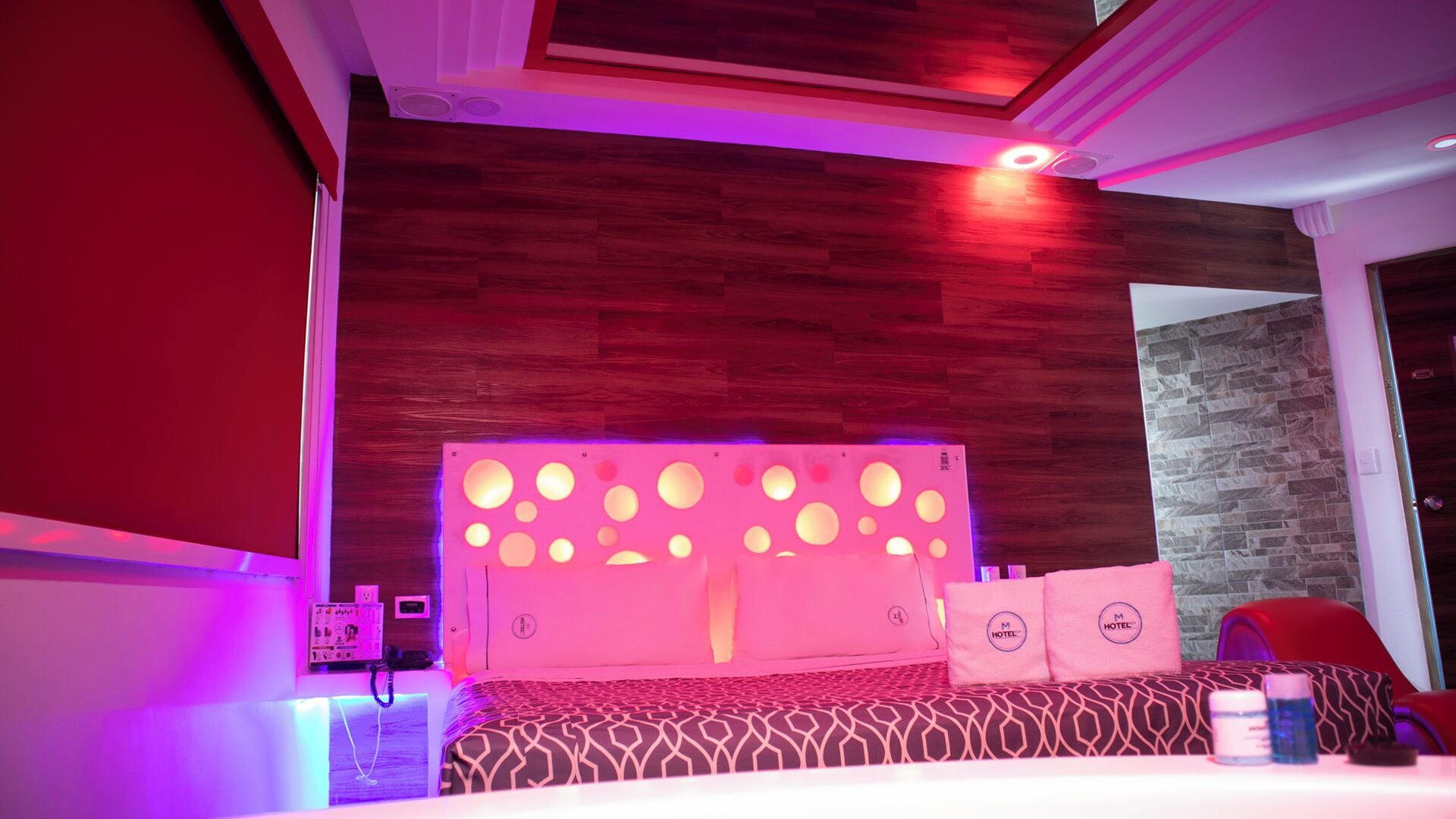 Deluxe Suite | In-room safe, individually decorated, blackout drapes