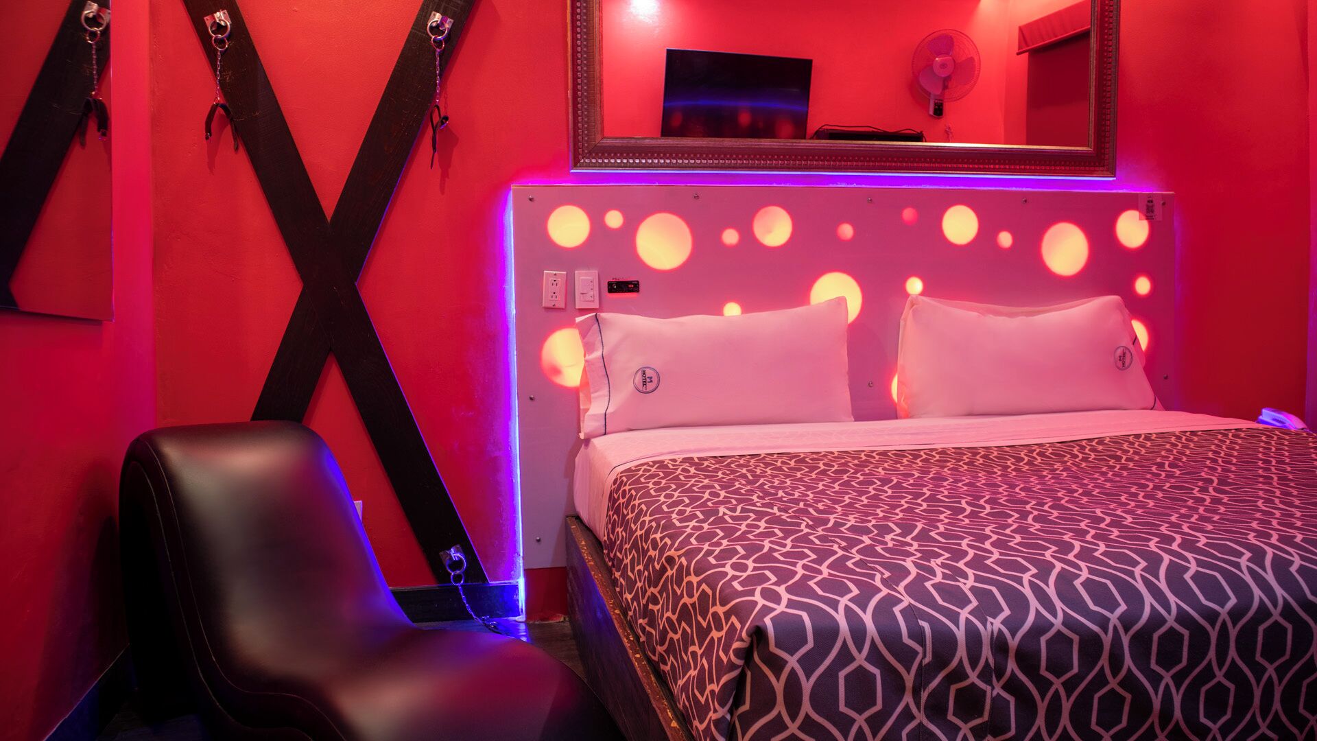 Safe på rommet, individuelt dekorert og blendingsgardiner