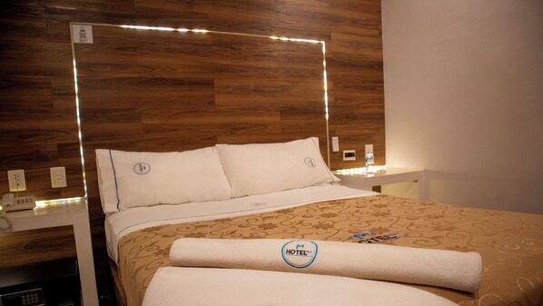 Odada kasa, ayrı ayrı dekore edilmiş, güneşlik/perde, ütü/ütü masası 