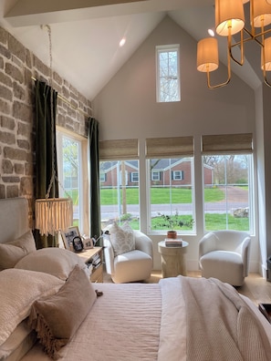 5 bedrooms, desk, iron/ironing board, travel crib