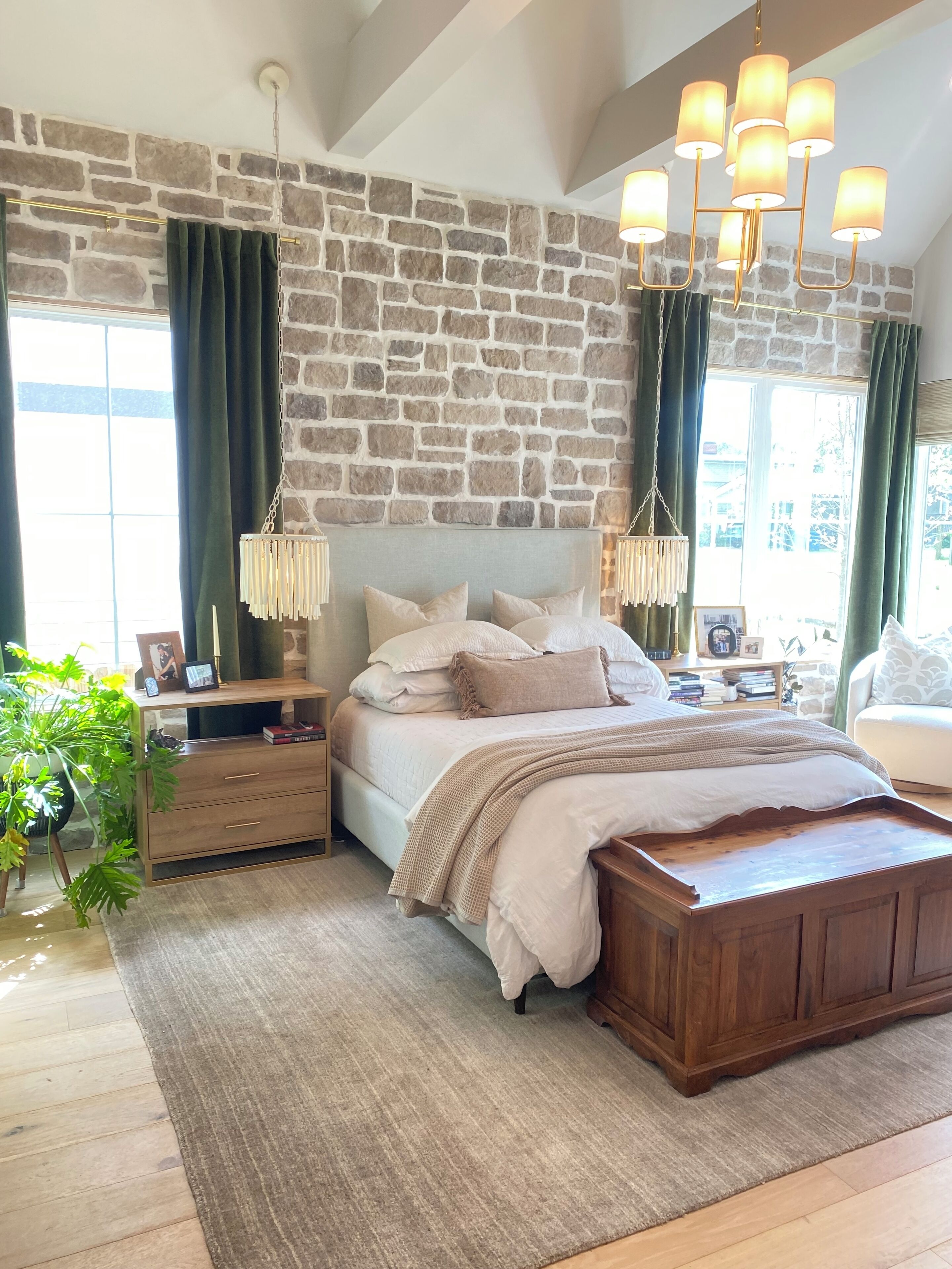 4 habitaciones, escritorio y tabla de planchar con plancha 