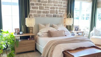 4 habitaciones, escritorio y tabla de planchar con plancha