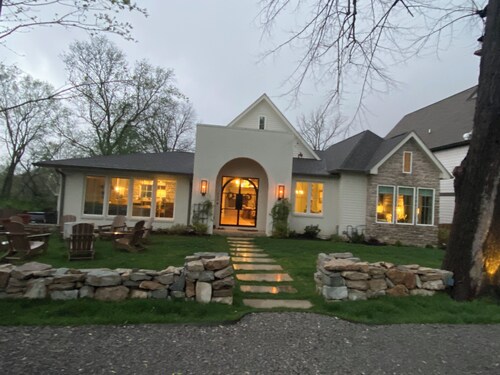 Stunning Home in Historic Franklin, TN

Walk to Downtown, pickleball, & coffee!