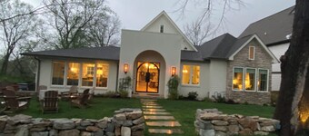 Stunning Home in Historic Franklin, TN

Walk to Downtown, pickleball, & coffee!