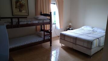 6 quartos, ferros/tábuas de passar roupa, Wi-Fi