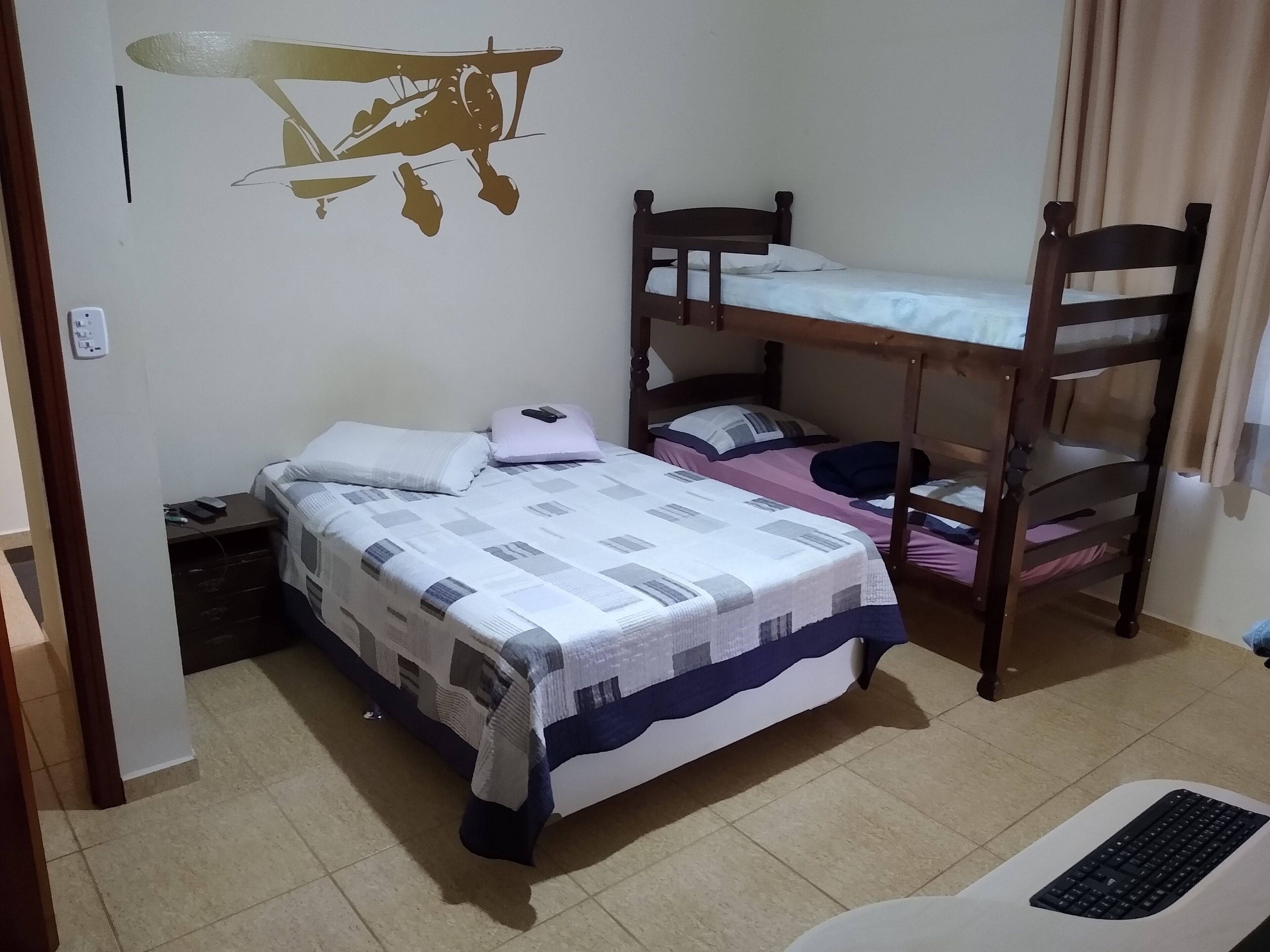 6 quartos, ferros/tábuas de passar roupa, Wi-Fi